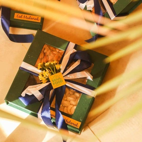 nuts-dates-gift-box-placement